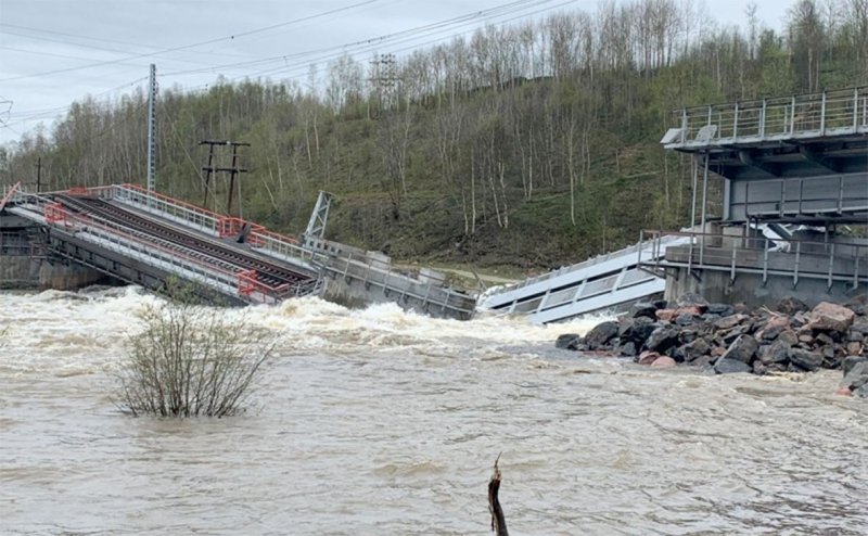 РЖД запретили отправку грузов на Мурманск из-за рухнувшего моста