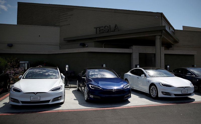 Маск заявил о планах открыть страховую компанию для владельцев Tesla