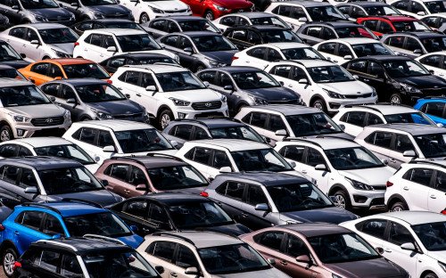 Продажи АвтоВАЗа в апреле упали в три раза