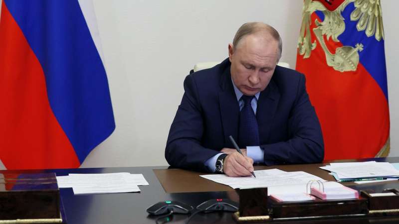 Путин подписал закон о контроле за спиртосодержащей непищевой продукцией