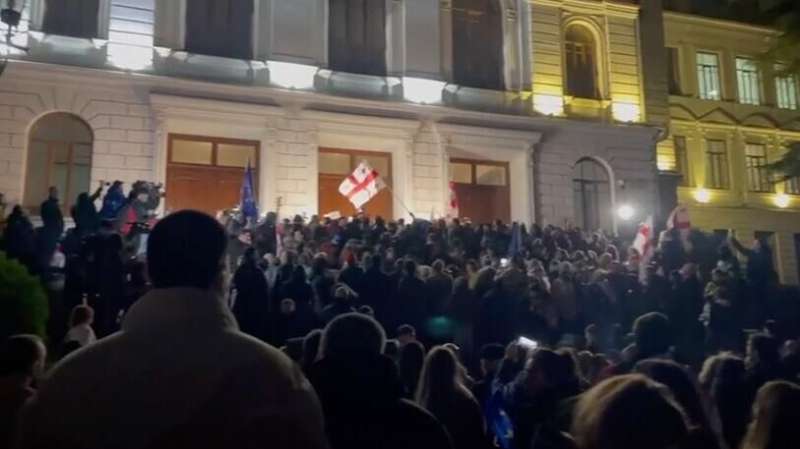 Спецназ начал разгонять протестующих у парламента в Тбилиси