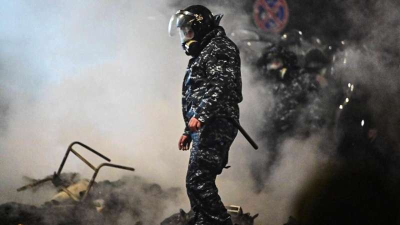Спецназ продолжает оттеснять демонстрантов в Тбилиси