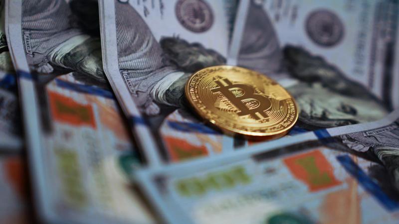 Биткоин достиг $100 тысяч: впервые в истории криптовалют
