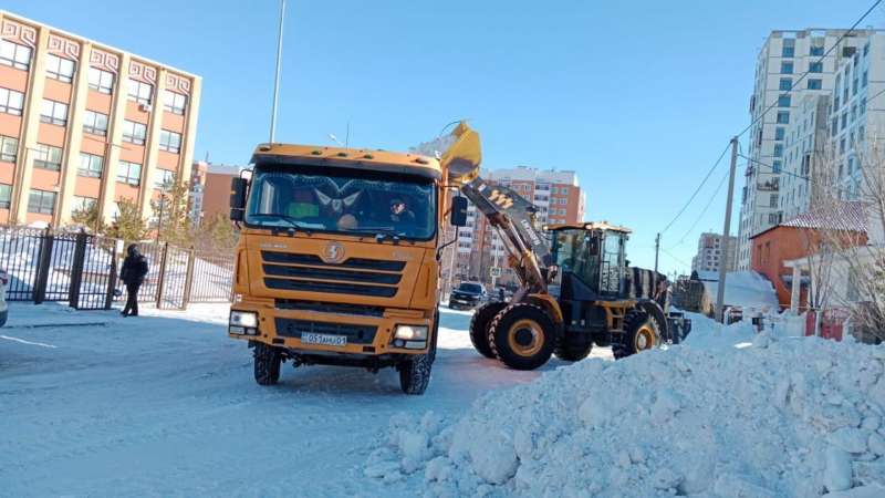 Около 2 700 дорожных рабочих вышли на уборку снега в Астане