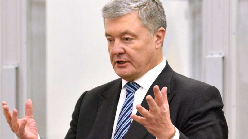 Порошенко раскритиковал командование ВСУ за "мясной шторм"