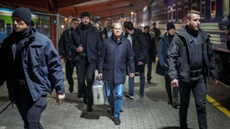 "Растущая опасность": решение Шольца по Украине вызвало гнев у немцев
